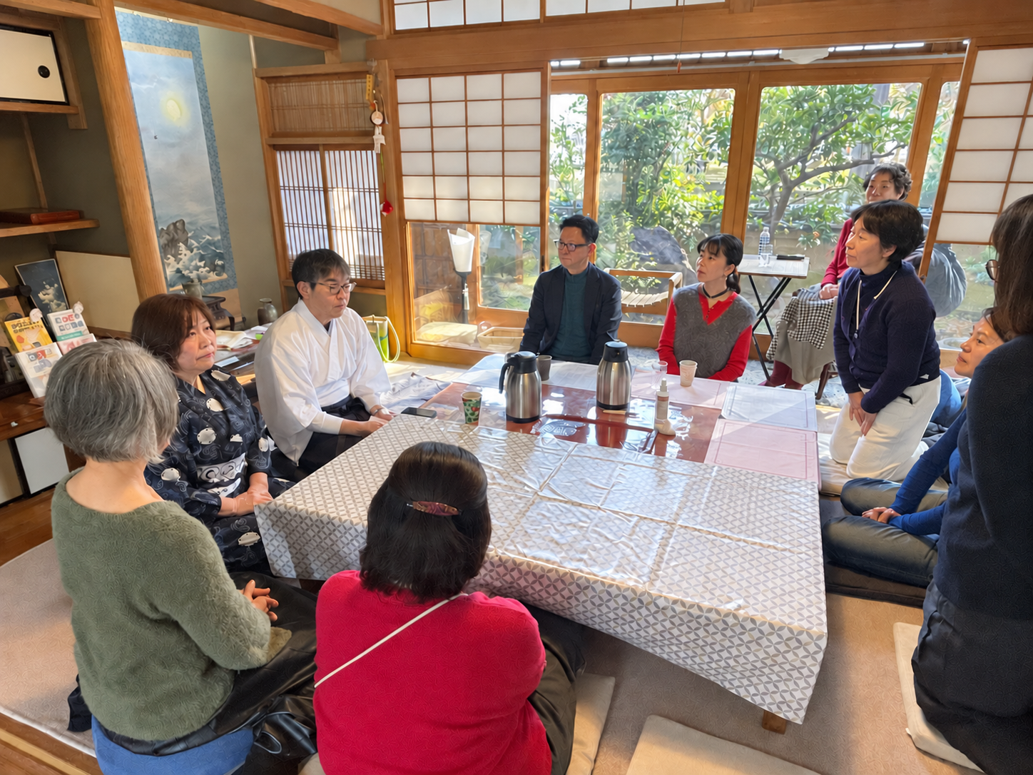 京都・桂月で、テーブルを囲んでともに学ぶ講座風景